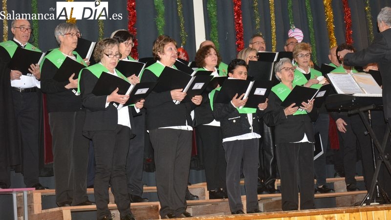 El Coro Popular de Lumbrales estrena villancicos en su Concierto de Navidad