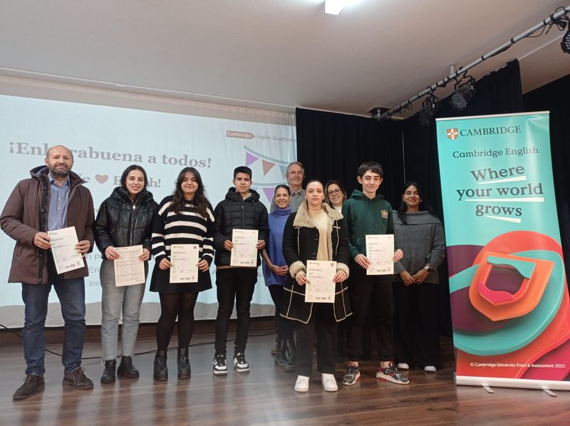 Un total de 11 personas reciben diplomas de Cambridge en Castellanos de Moriscos