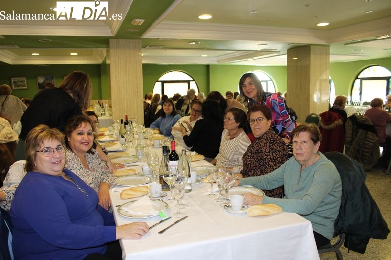 La Asociación de Mujeres Albenses se reúne en su tradicional comida navideña