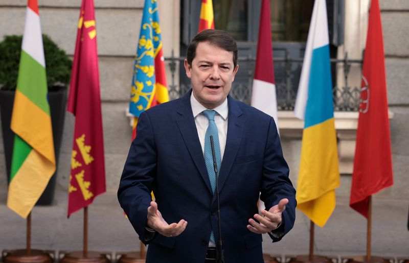 Mañueco defiende la enseñanza de la Constitución en las aulas como la mejor manera de honrar la Transición Española