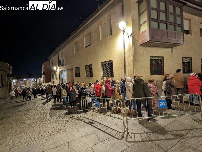 Larga cola para ver la iluminación del Huerto de Calixto y Melibea