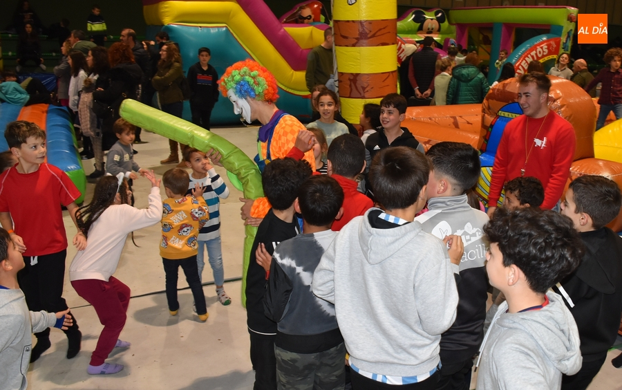 El Payaso Travieso revoluciona otra concurridísima tarde en Navilandia