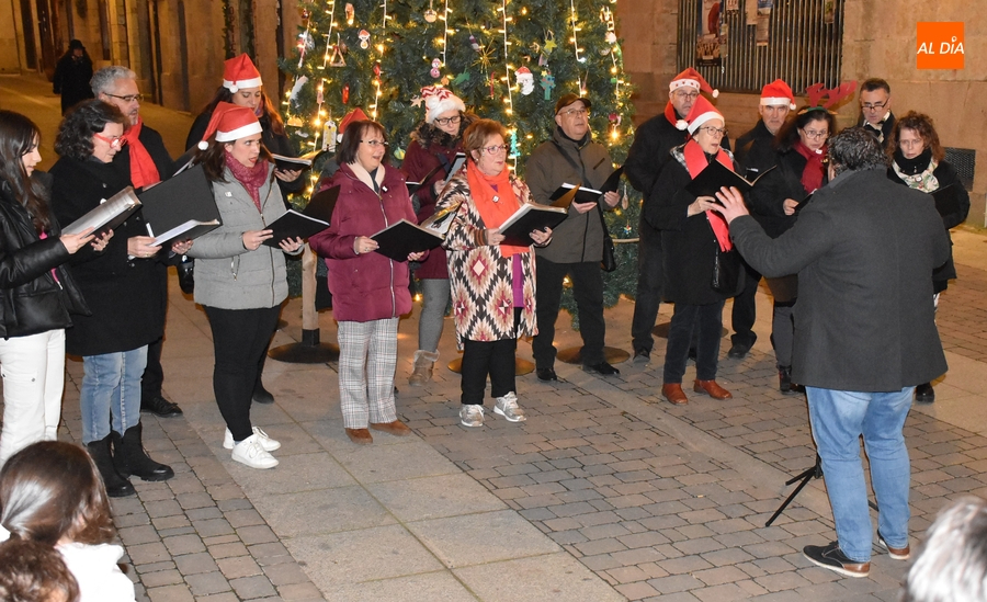 Renacer añade dos voces en su nueva actuación junto al árbol navideño de la calle Madrid