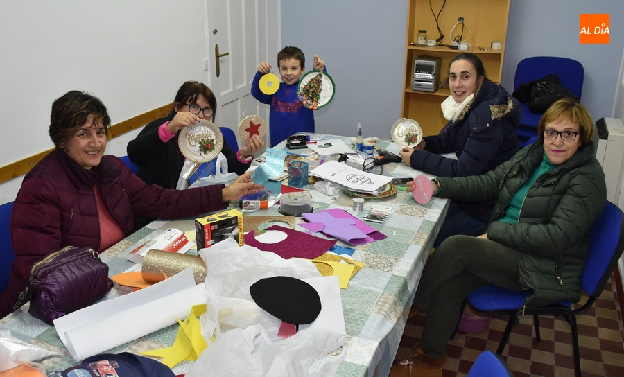 La AVV de San Andrés crea adornos navideños para decorar las calles