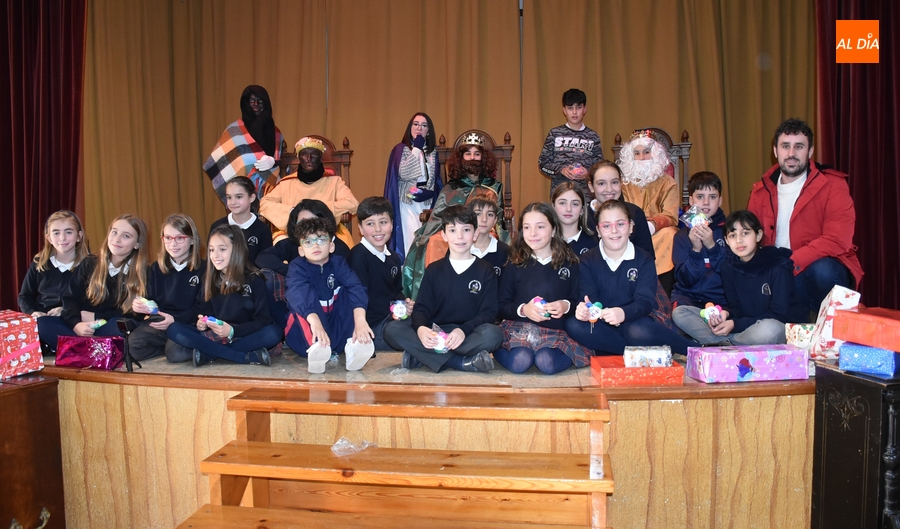 Los Reyes Magos toman contacto con los alumnos y profesores de Misioneras-Santa Teresa