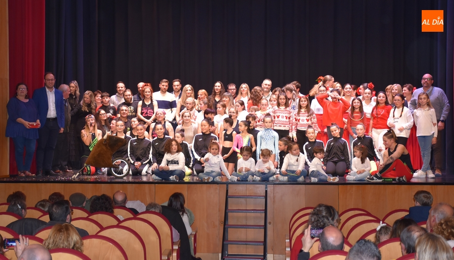 Recaudados 1.458€ en la Gala Benéfica organizada por las Zumba Sisters a favor de la AECC