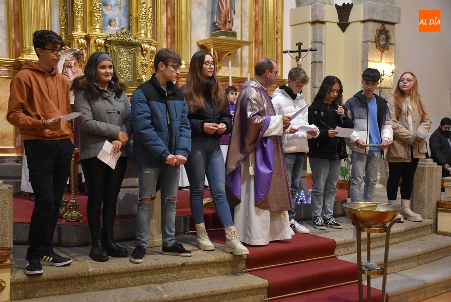 Los 8 jóvenes de San Cristóbal que se van a confirmar se presentan a su comunidad