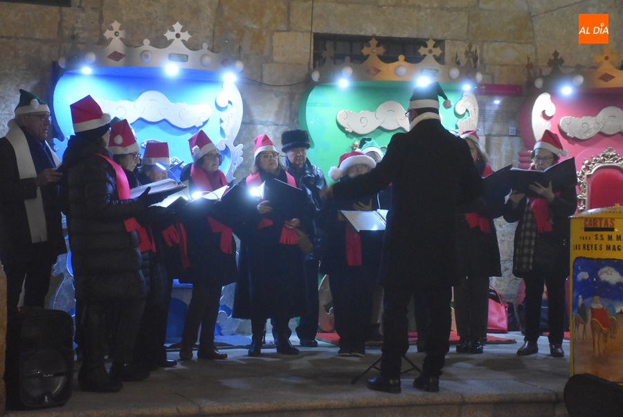 Gélido concierto navideño de la Coral Dámaso Ledesma en plena Plaza Mayor