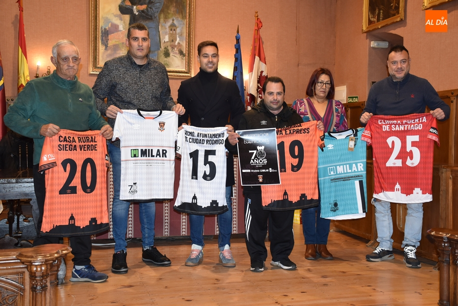 El Ciudad Rodrigo CF crea unas nuevas camisetas por su 70 Aniversario