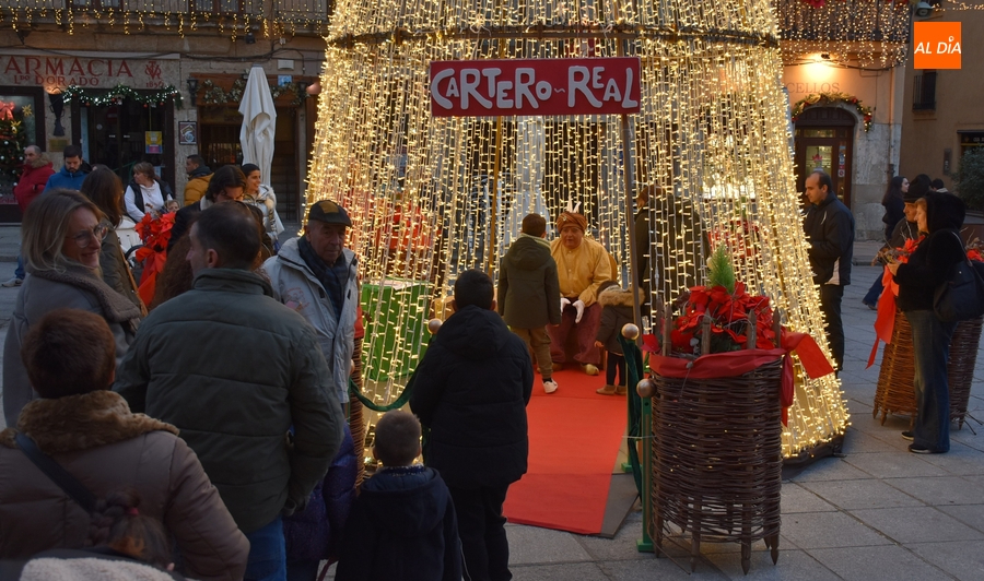 L@s niñ@s se adentran en el pino de la Plaza Mayor para saludar al Cartero Real