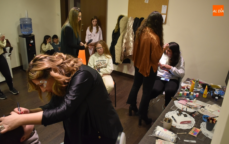 A punto para la Nochevieja Joven con el maquillaje glitter bar