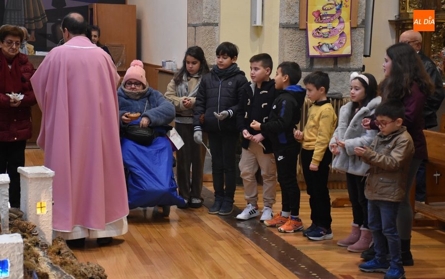 Las parroquias mirobrigenses bendicen las imágenes del Niño Jesús de sus fieles