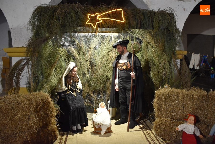 Alumnos de la Escuela de Música animan el clásico belén viviente del Botón Charro