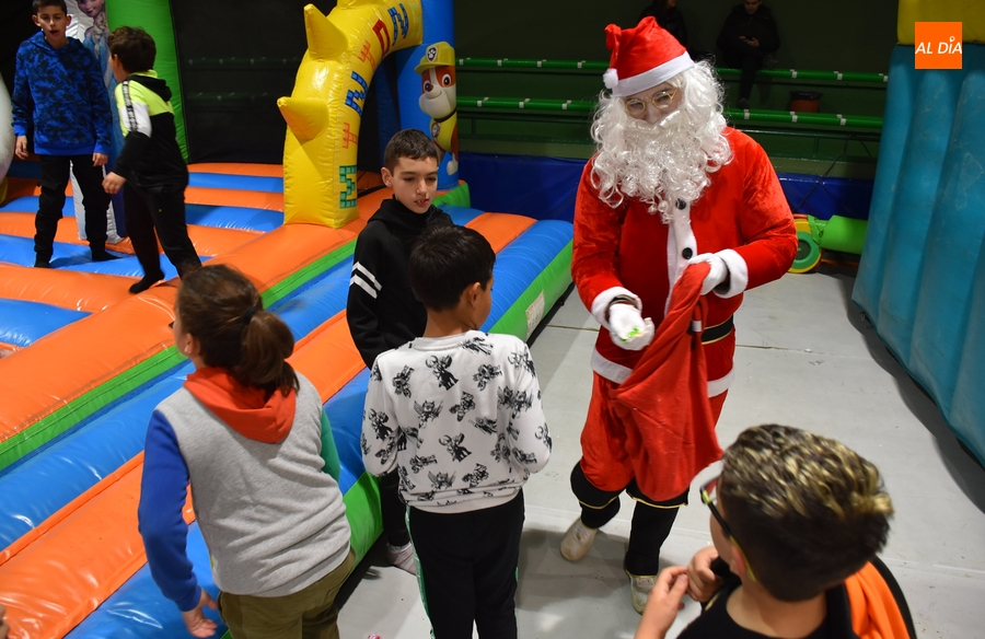 Papá Noel se pasa por Navilandia en otra animada tarde
