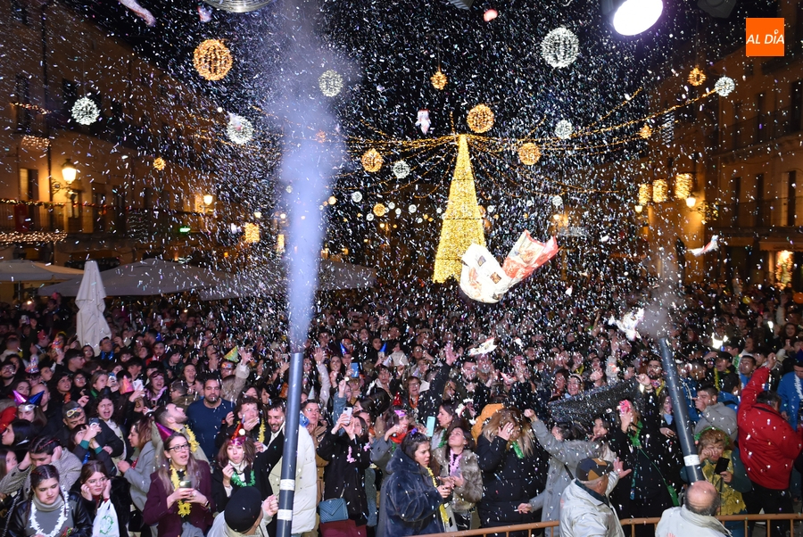 Larga y concurrida Nochevieja Joven en la Plaza con el Club Ítaca como protagonista principal
