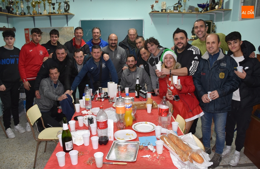 Los técnicos del III Columnas brindan por el 2024 tras disputar un divertido partidillo