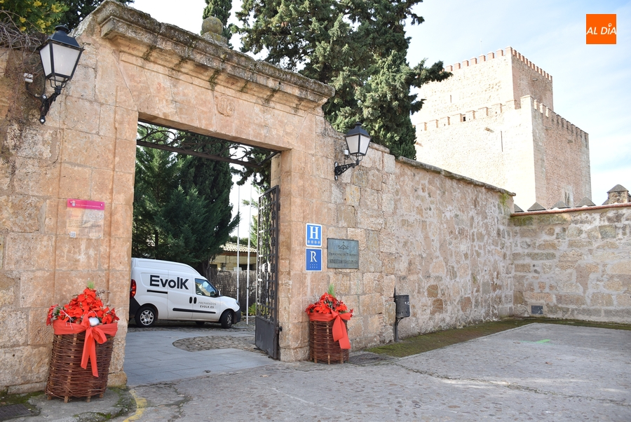 Colocados cestos navideños junto al Parador y el Mercado de Abastos