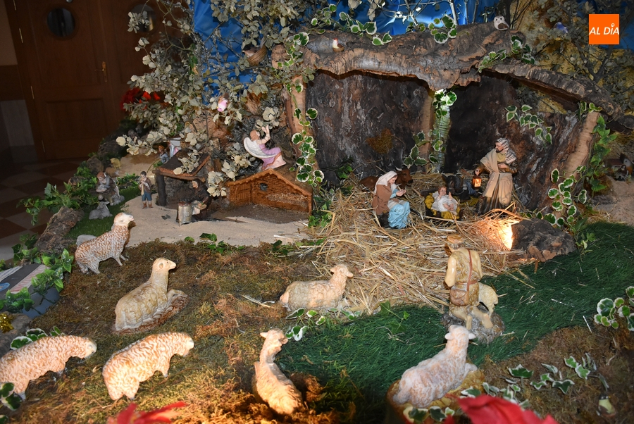 La Residencia San José recupera tras la pandemia su espectacular belén, que tiene hasta grutas