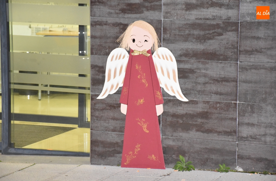 Los vecinos de la calle San Fernando piensan electrificar sus adornos el año que viene