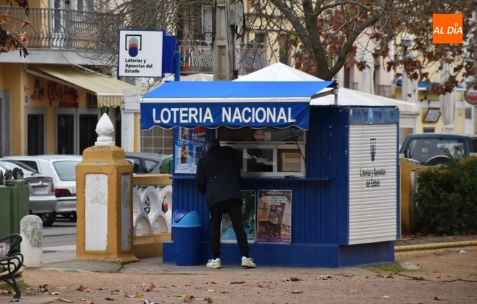 1Foto: Sin periódicos pero con loterías