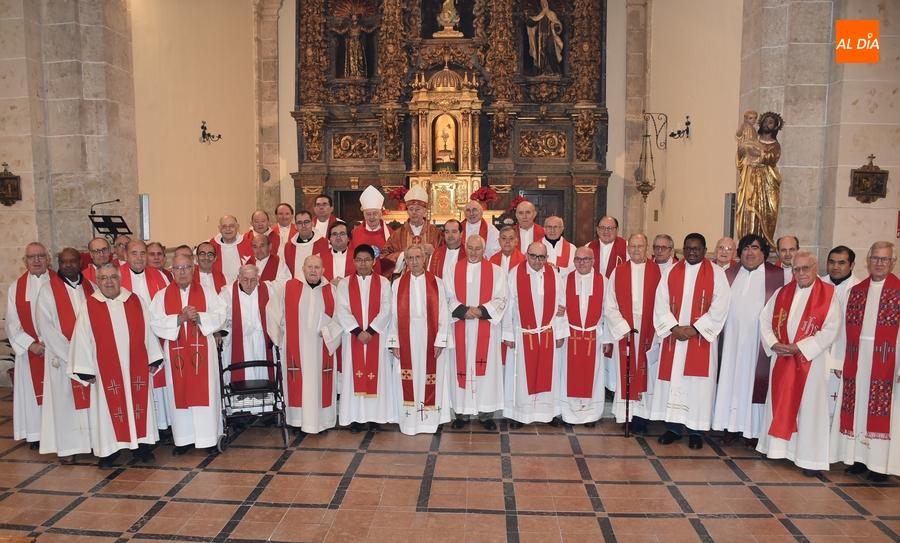 Los sacerdotes de la Diócesis mantienen un encuentro con motivo de la Navidad