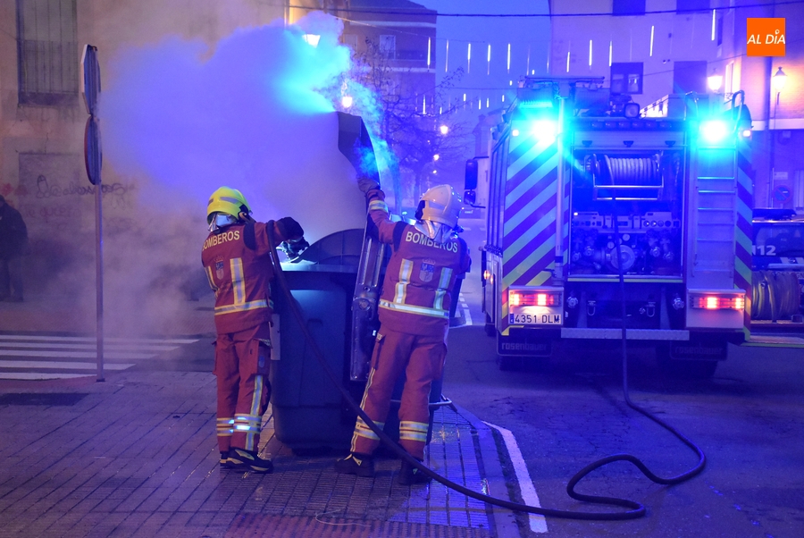 Un contenedor de la calle Cárcabas obliga de nuevo a movilizarse a los Bomberos