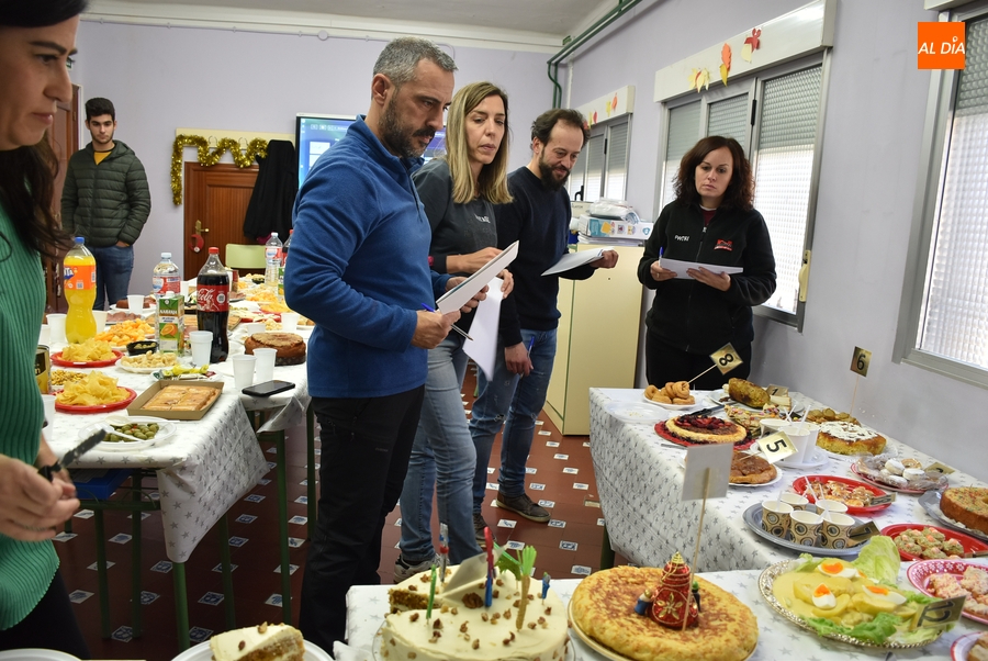 Alto nivel en el concurso de pinchos y postres de la jornada de convivencia de la Escuela de Adultos