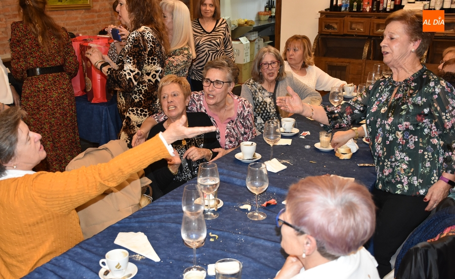 Fantástico ambiente en la tradicional comida navideña del Grupo Amanecer
