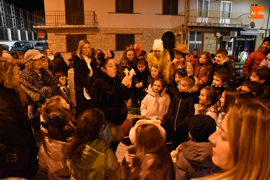 Minnie Mouse comanda a los niños en una divertida tarde prenavideña en la Avenida Conde de Foxá