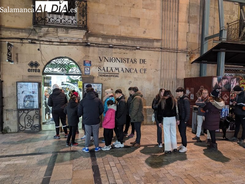 Cola en la puerta de Unionistas para conseguir entradas para el partido contra el Villarreal