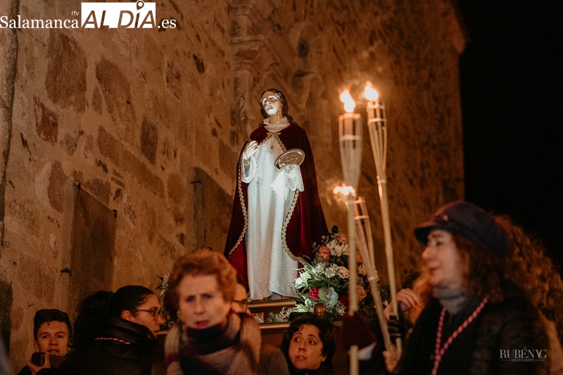 La procesión de Santa Lucía recorre las calles de Alba bajo un intenso frío 