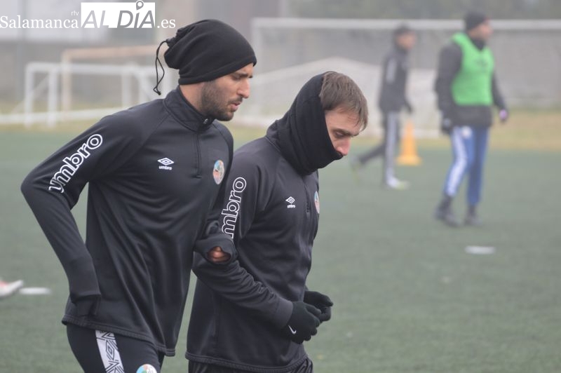 Durán y Fassani reaparecen al margen en un entrenamiento del Salamanca UDS bajo la densa niebla