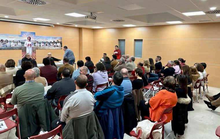 Decenas de personas participan el curso de formación para cofrades ofrecido por la Coordinadora diocesana de Hermandades