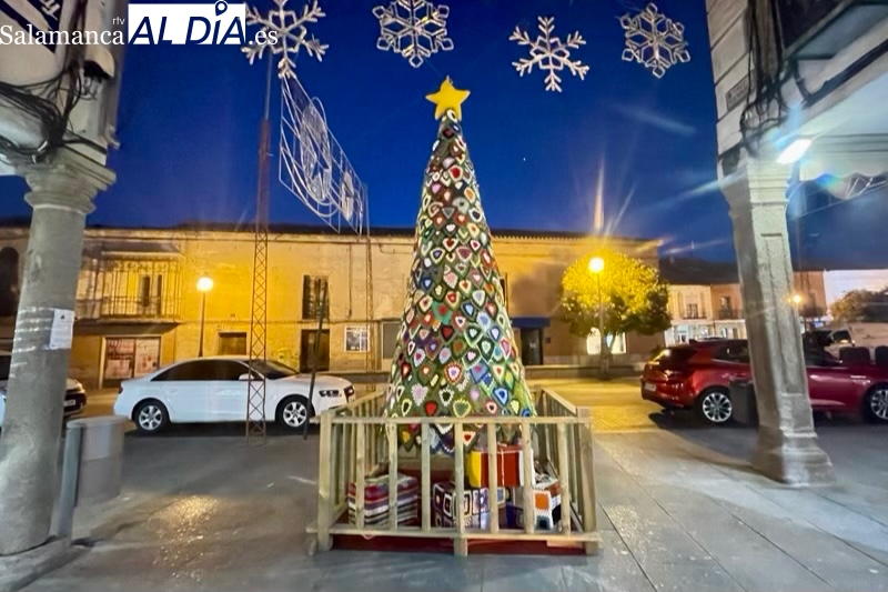 Así se presenta el gran árbol de Navidad creado a mano por el grupo Ganchilleras en Acción y la colaboración vecinal
