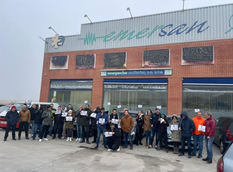 Protesta de los trabajadores de las ambulancias para exigir la paga extraordinaria