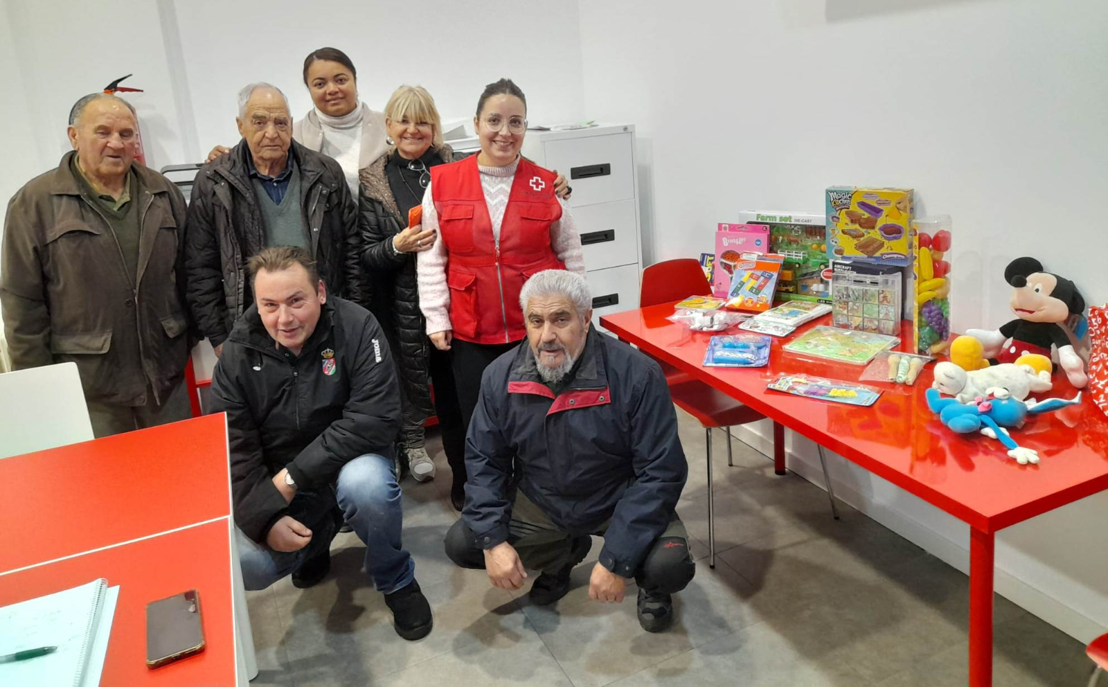 Como en Casa y vecinos de Dios le Guarde entregan juguetes a Cruz Roja