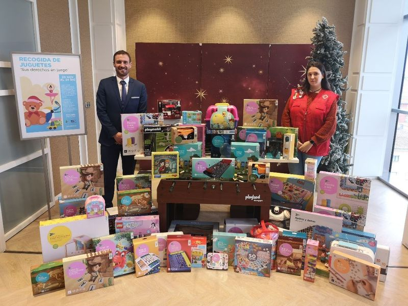 Entrega de juguetes a Cruz Roja en El Corte Inglés de Salamanca