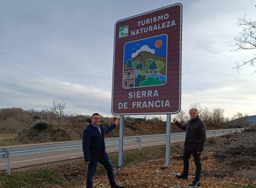 Instalada en la entrada de El Maíllo una nueva señalización de la Sierra de Francia