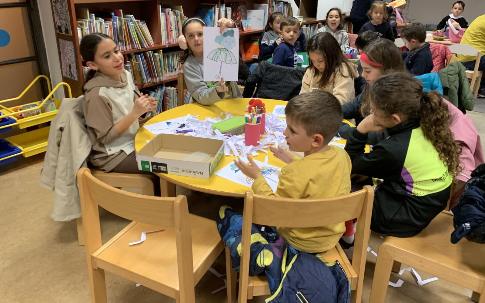 El ‘paraguas de Cebra’ llena de color la biblioteca infantil