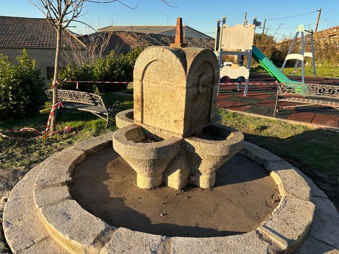 Restauración de la antigua fuente de Amatos de Alba