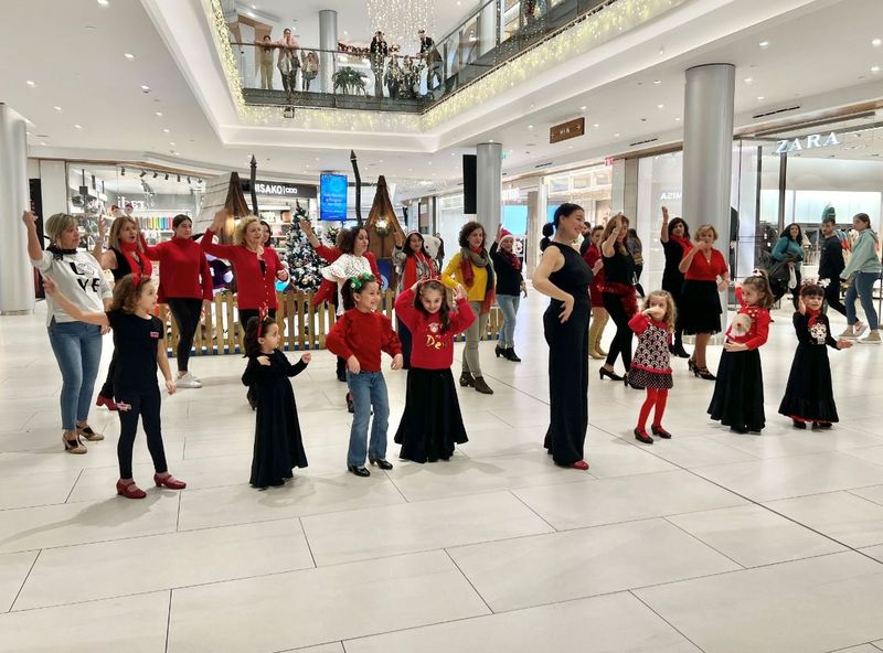 El Tormes sorprende a sus visitantes con un flashmob como felicitación navideña