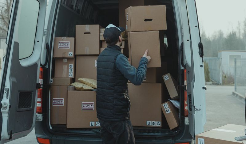 Pega un puñetazo y deja sin conocimiento a un mensajero que entregaba un paquete en Salamanca