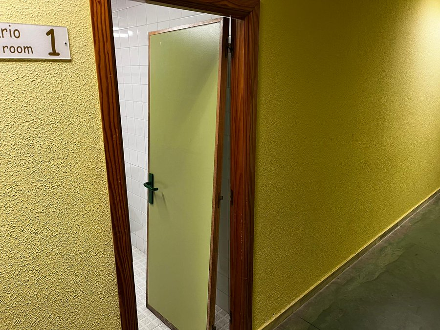 El entrenador asistente del Cukurova destroza la puerta del vestuario de Würzburg