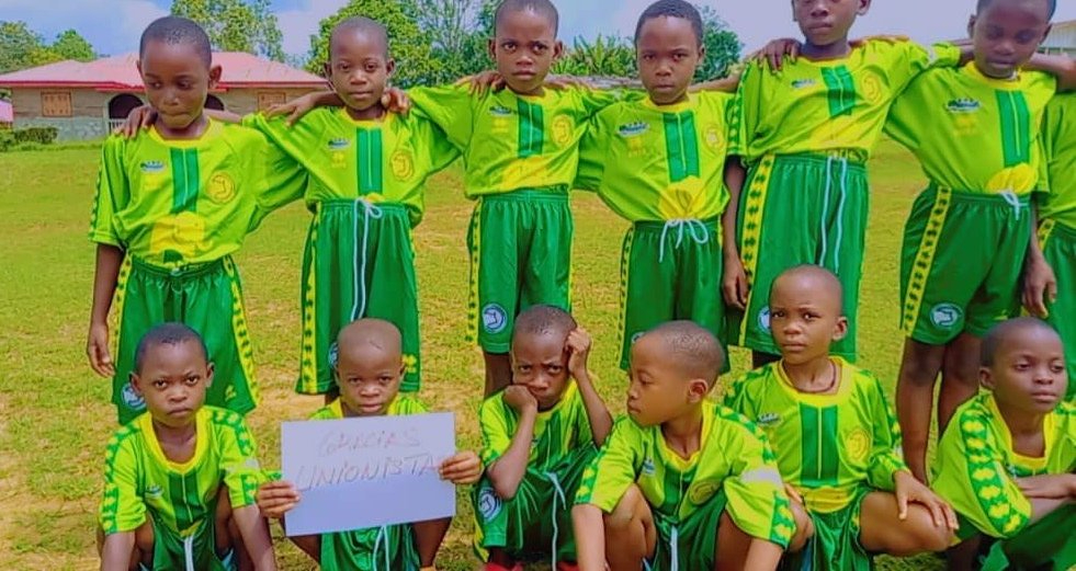 Unionistas llega hasta a un pueblo de África llamado Akurenam: sus niños visten la camiseta y el club hace cantera