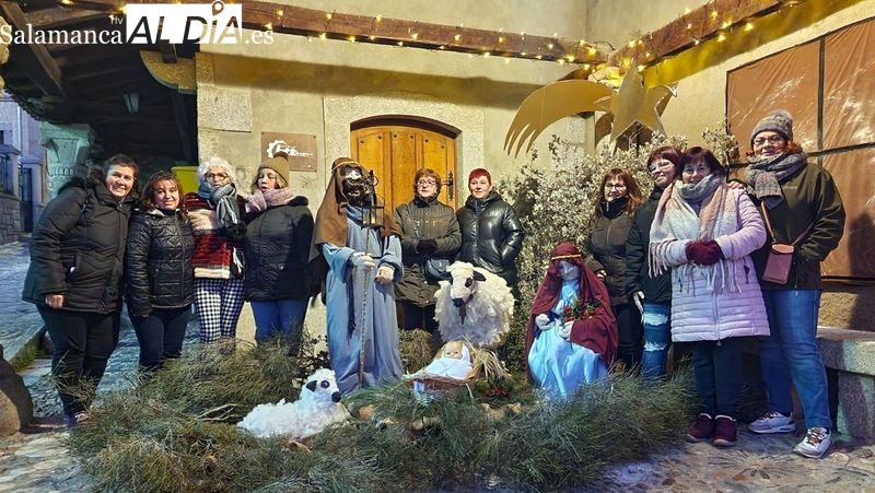La asociación de Mujeres de Hinojosa de Duero felicita la Navidad a los internos de la residencia municipal