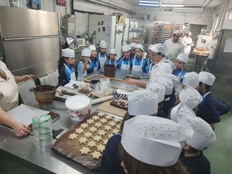Alumnos del colegio San Juan Bosco visitan el obrador de Gil
