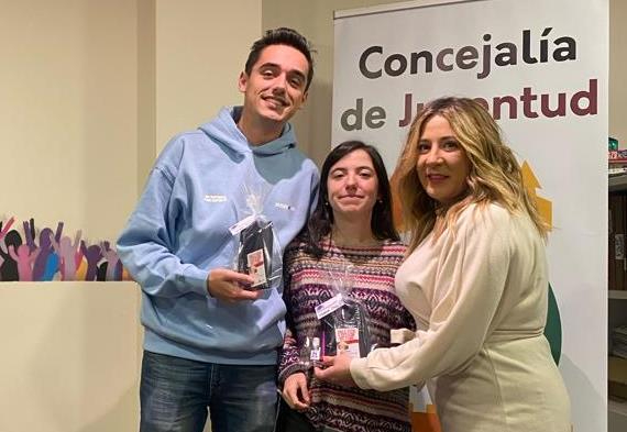 Los ganadores de noviembre del BeKahoot reciben sus premios