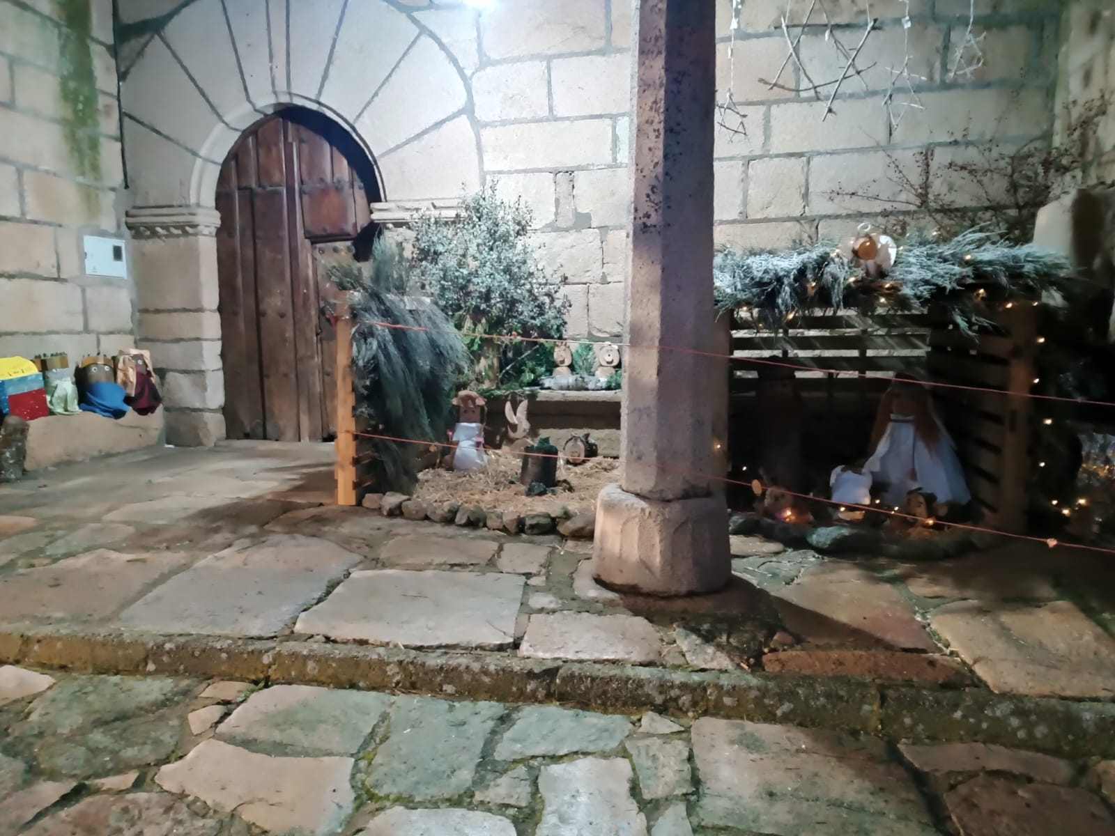 Original belén en Peralejos de Arriba montado por los vecinos