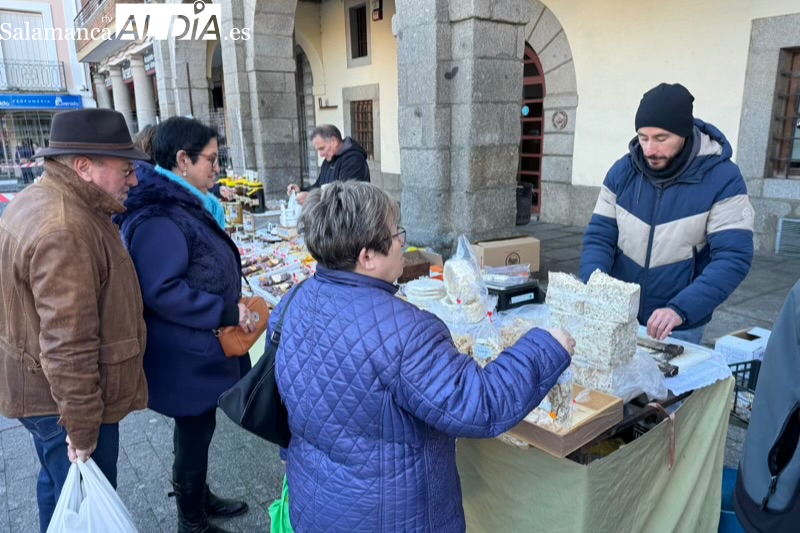 El ‘jueves del turrón’ cumple con una tradición seguida por multitud de vecinos y visitantes