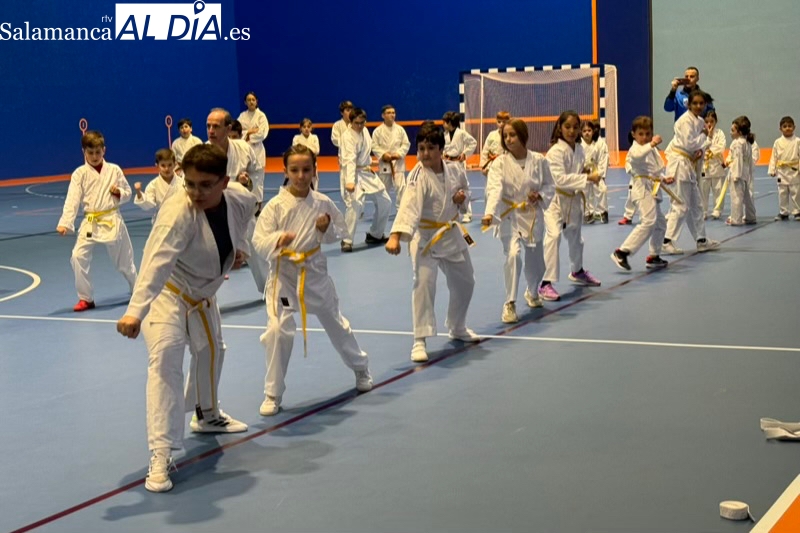 Buen ambiente y recuerdos en el pabellón durante la I Encuentro de antiguos alumnos y la exhibición de kárate navideña